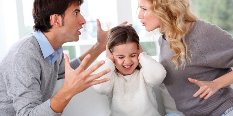 Mơ thấy 2 vợ chồng đánh nhau trước mặt con cái